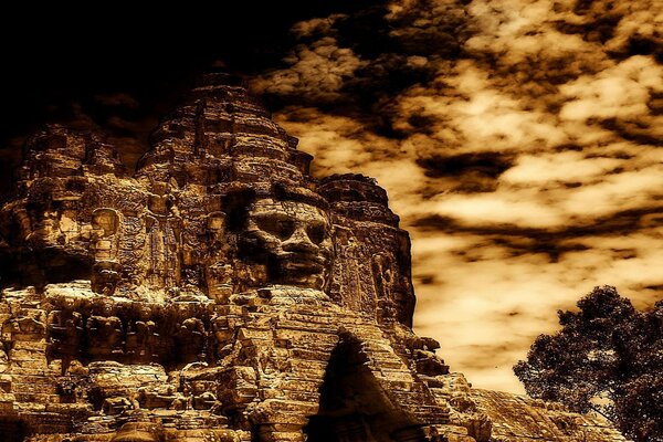 Alte Architektur. Das Relief des Gesichts auf dem Felsen. Sonnenuntergang in alten Ruinen