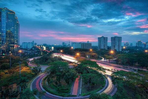 La ciudad de la mañana se despierta al amanecer