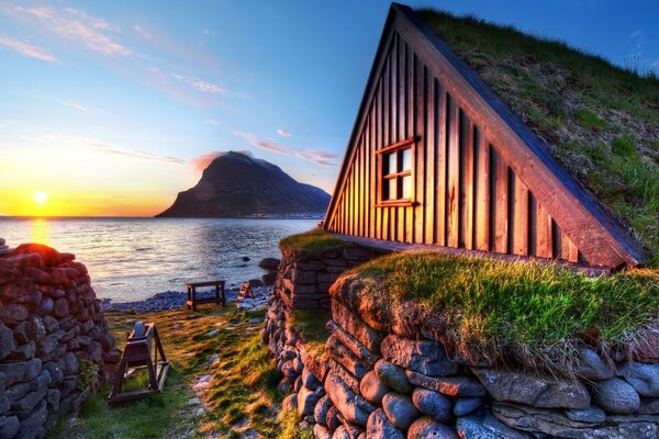 Morgendämmerung am Meer und am Fischerhaus