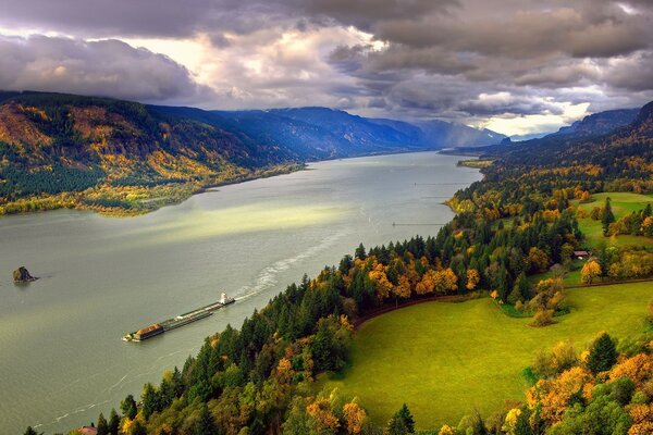 Landschaft eines breiten Flusses im Wald