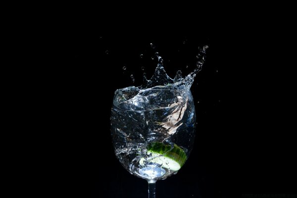 Spritzwasser in einem Glas mit Limette