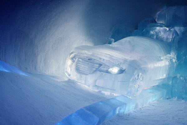 Machine à glace dans la grotte d hiver