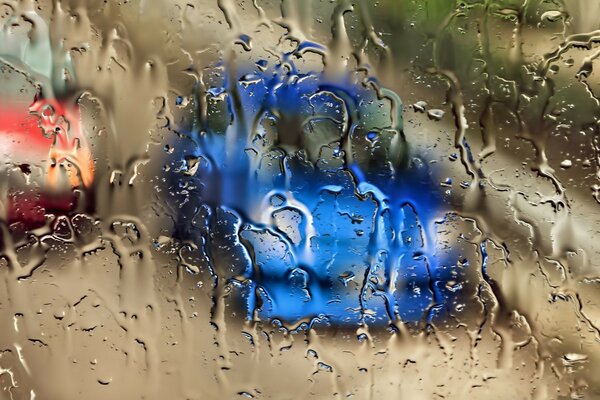 Forte pluie à l extérieur de la fenêtre pendant le déjeuner