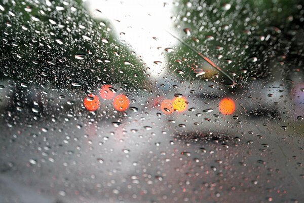 Gotas de lluvia en la ventana frontal del coche