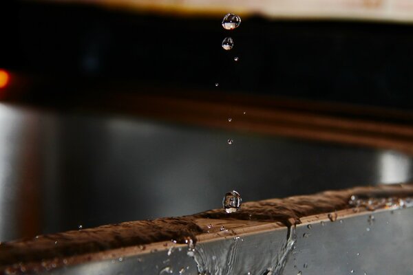 Gotas de lluvia caen sobre la madera