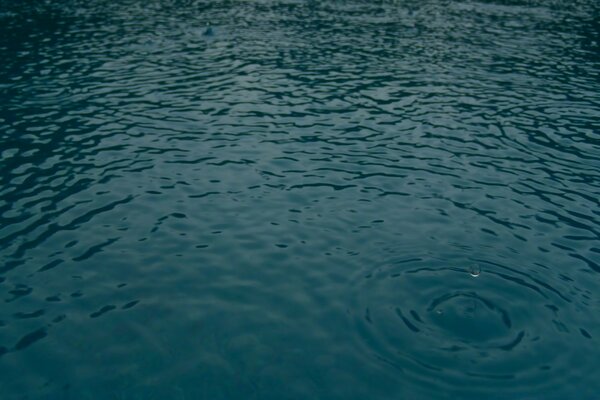 Gotas de lluvia en el agua con divorcios