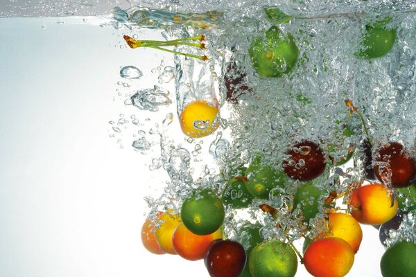 Fruits frais dans l eau la plus pure