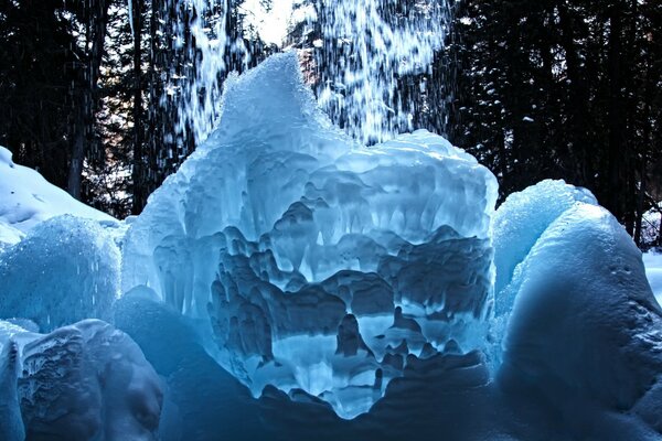 Gefrorenes Wasser bei Minustemperaturen bildet sich zu Eis