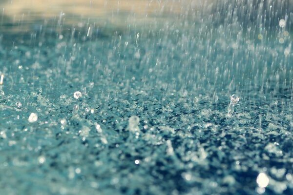 Gotas de lluvia caen al Suelo