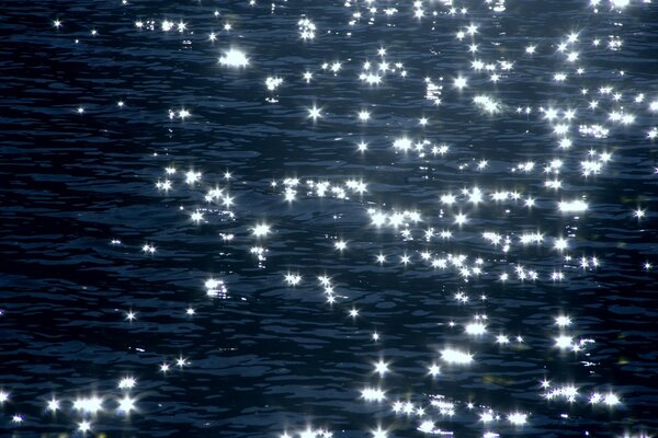 Reflejos de luz en la superficie del agua