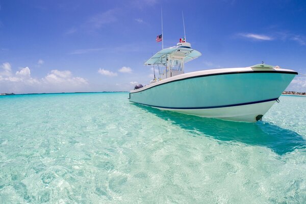 Le yacht va faire une croisière sur l océan turquoise