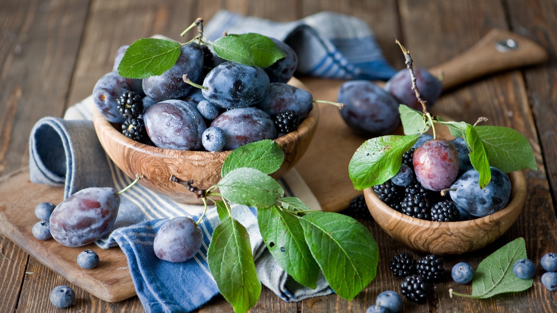 berries fruit leaf food berry pasture nature summer healthy juicy health blueberry grow wood freshness sweet close-up basket flora fall