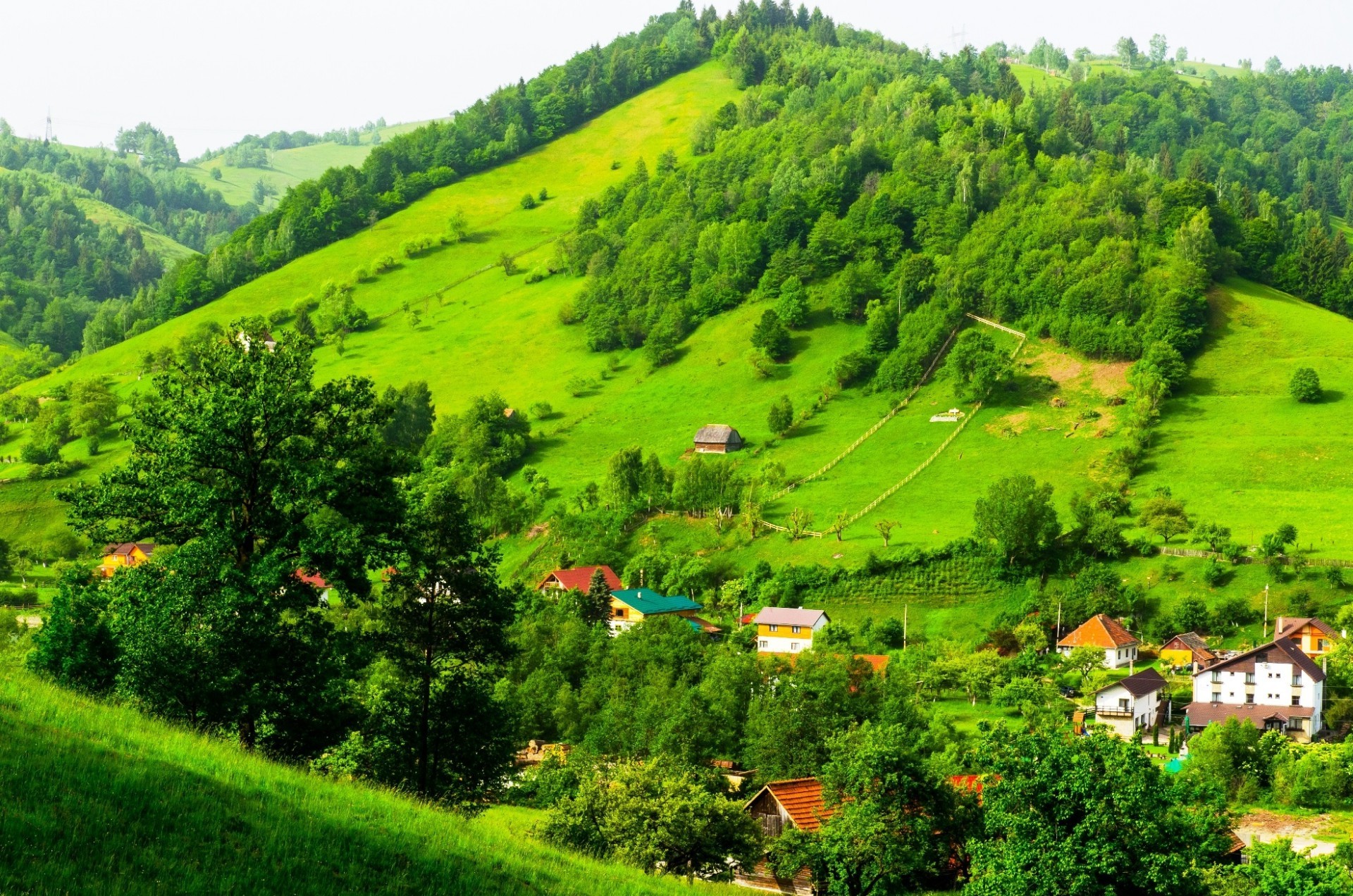 landschaft hügel landschaft natur baum landwirtschaft berge sommer holz tal reisen landschaftlich landschaft feld im freien ländlichen heuhaufen bauernhof bebautes land gras