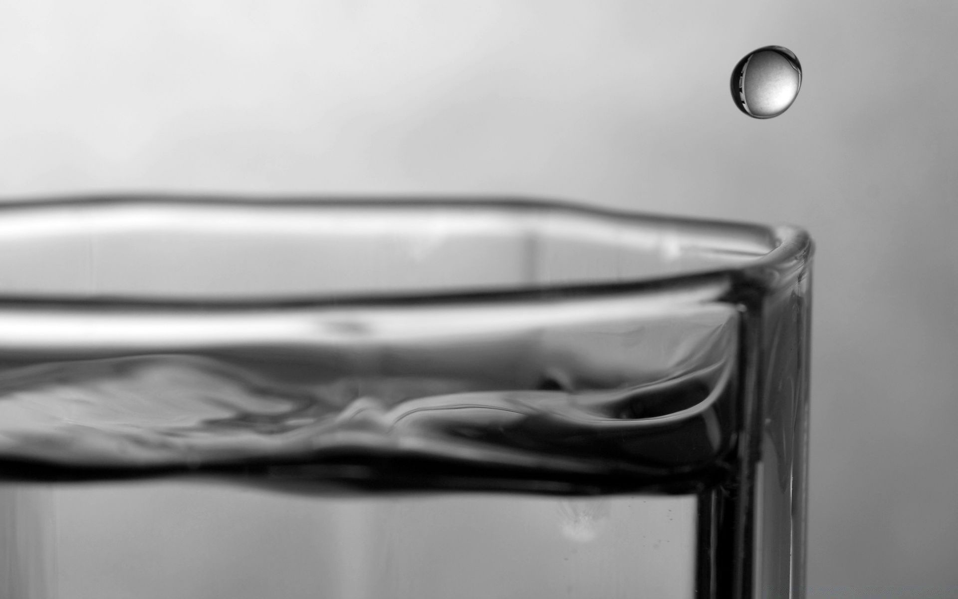 gotas y agua monocromo naturaleza muerta reflexión interior agua