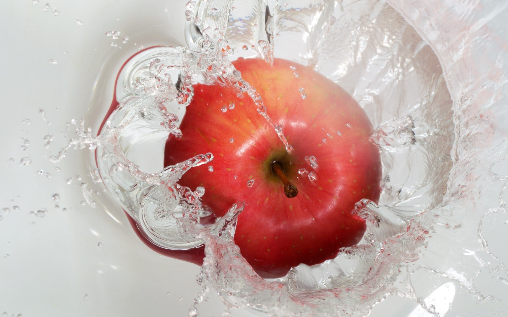 gotas e água gota molhado doce comida água respingo frutas saudável vidro frio líquido bolha beber frescura saúde refresco close - up limpo morango