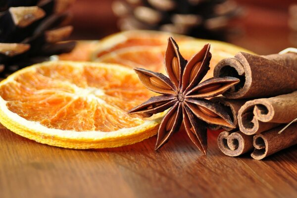 Fatias de laranja secas e pauzinhos de canela