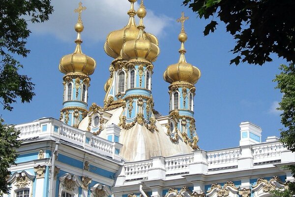 Goldene Kuppeln an der orthodoxen Kirche