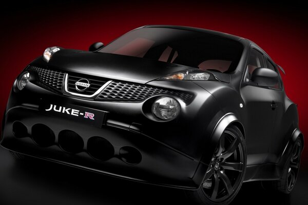 Schwarzer Nissan Juke auf dunkelrotem Hintergrund