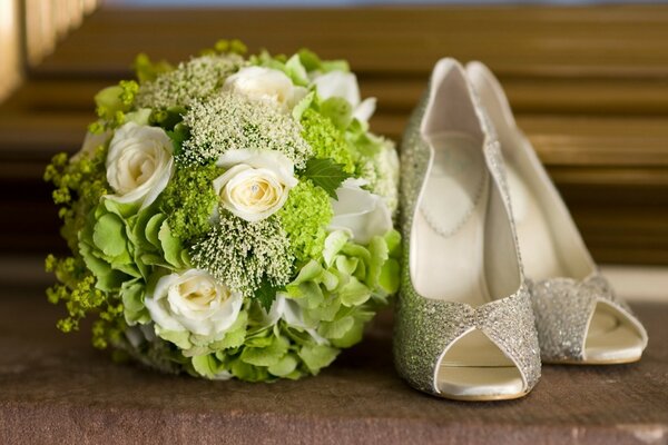 Cinderella ließ ihre Schuhe und ihren Blumenstrauß zurück und entkam mit dem Prinzen