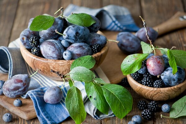 Variedad de frutas moradas en la mesa