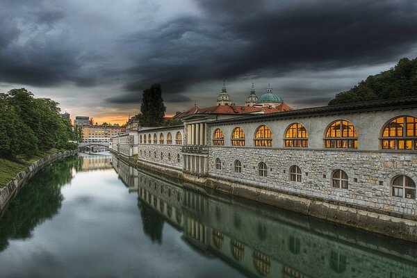 Architektur einer nebligen Stadt am Fluss