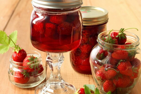 Mermelada de fresa casera en latas