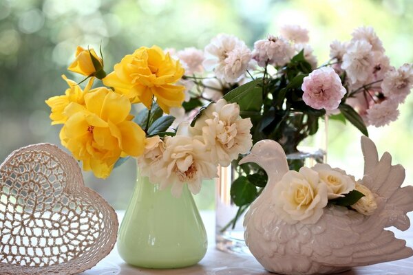 Colombe et fleurs dans des vases sur la table