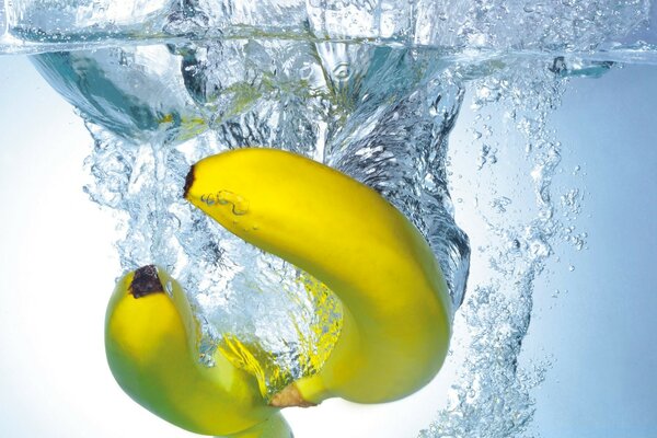 Les bananes ont été jetées dans l eau. Belles gouttelettes