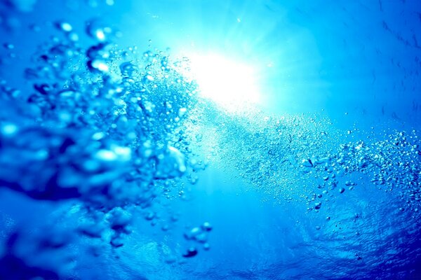 Sualtı ışığı su altında