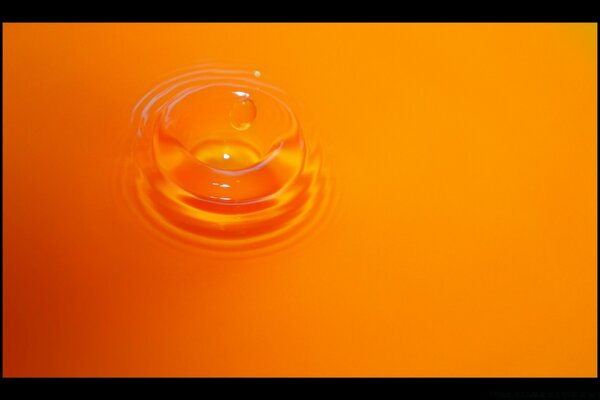 Goutte d eau orange dans le jus