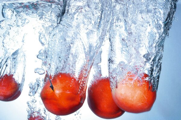 Frutas en el agua. Agua cristalina