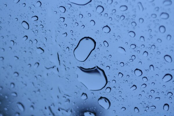 Gotas de lluvia sobre fondo azul