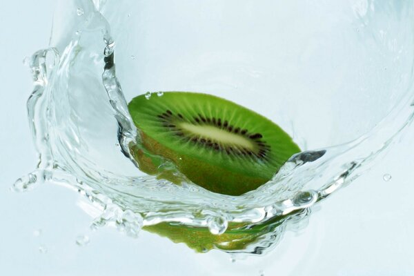 Kiwi is shrouded in water. Freshness