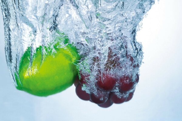 Frutas mojadas cayendo en el agua