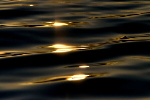 A fermentação do sol nas ondas do corpo de água