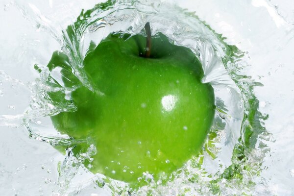 Gotas de agua de la caída de la manzana