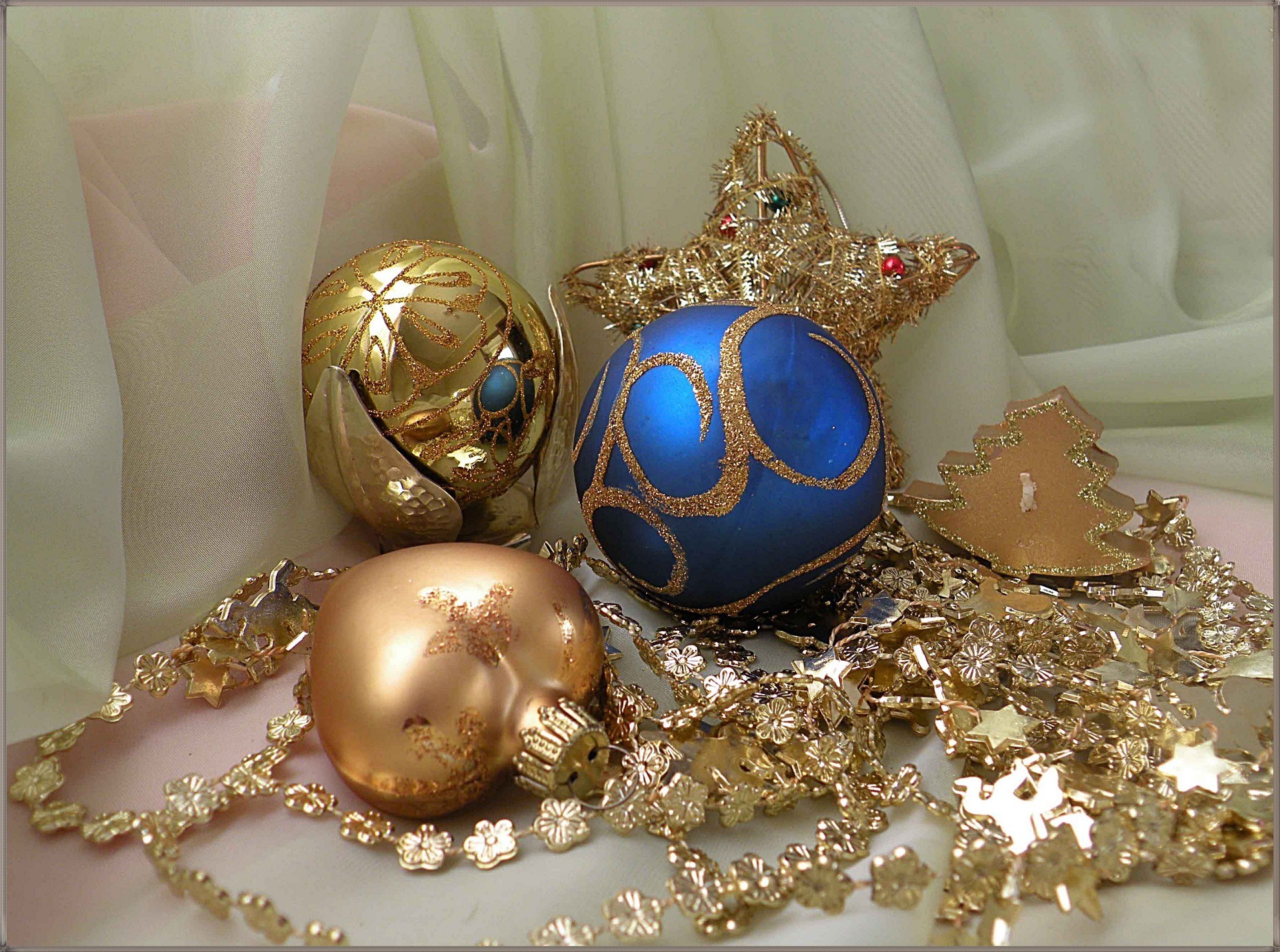 new year decoration gold christmas celebration shining ball gift winter thread ornate glisten luxury traditional bangle bow merry box sphere season