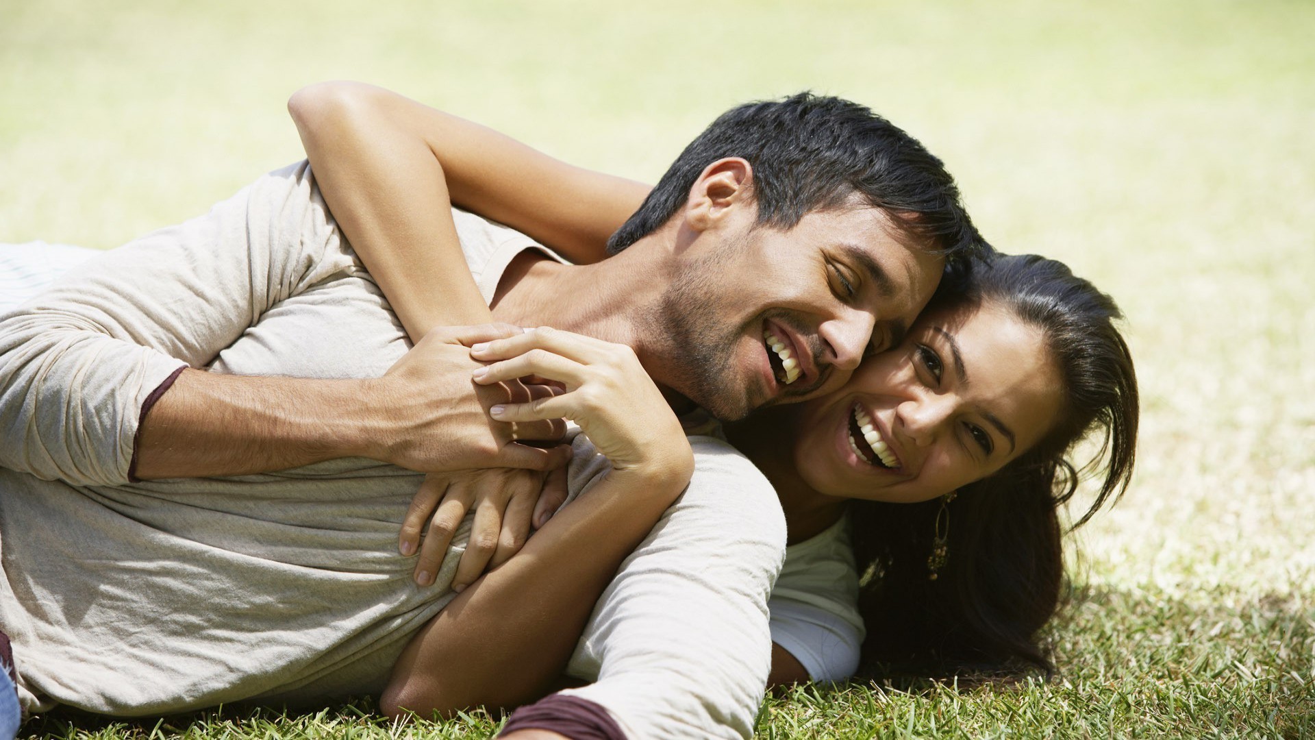 couples amoureux en plein air détente loisirs femme amour union amour couché de soleil été homme herbe câlins nature romance joie plaisirs