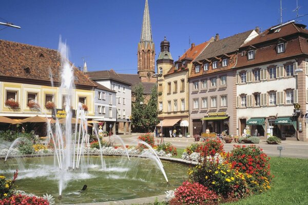 Architektur im europäischen Stil mit Brunnen