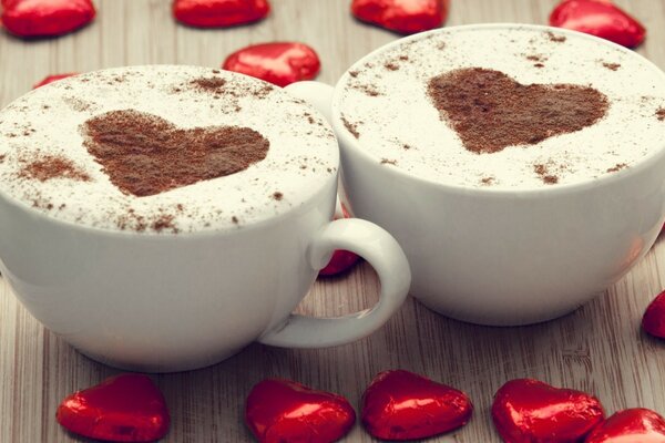 Deux tasses de cappuccino pour les amoureux