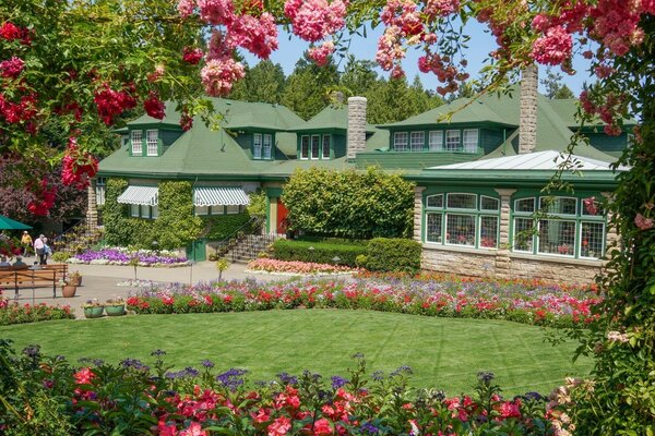 Gramado com flores perto da casa e da casa