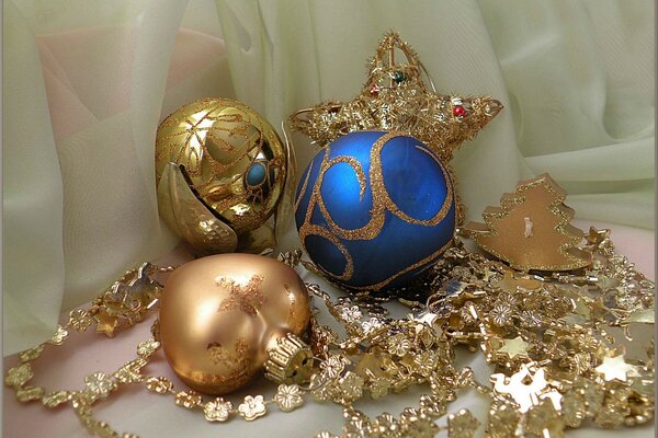 Foto di palle festive blu e oro su sfondo chiaro