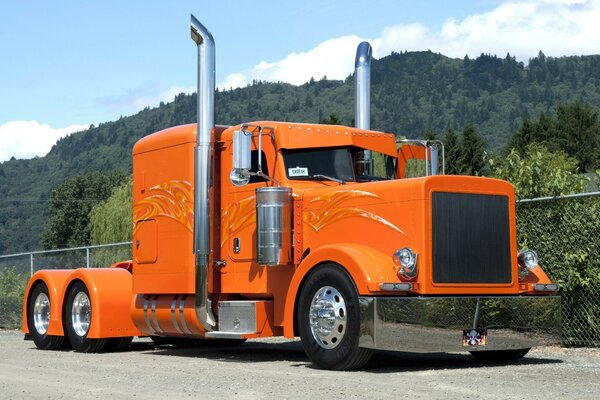 Leistungsstarke orange LKW auf der Straße