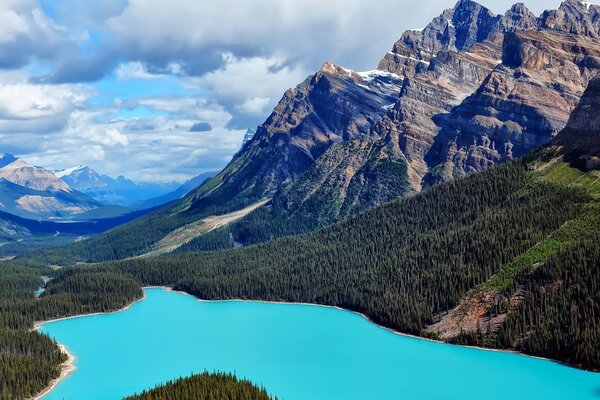 Paisaje de montaña con lago azul