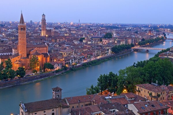 The river as the main architecture of the city