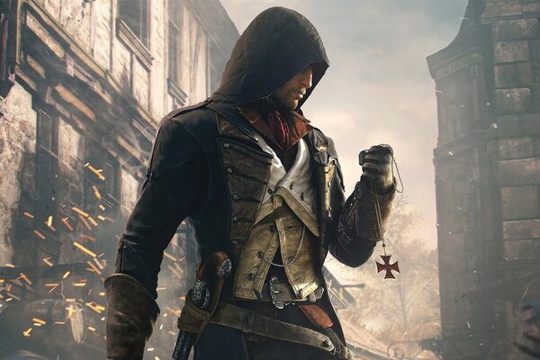 El personaje principal del juego assassin s creed se encuentra en medio de chispas