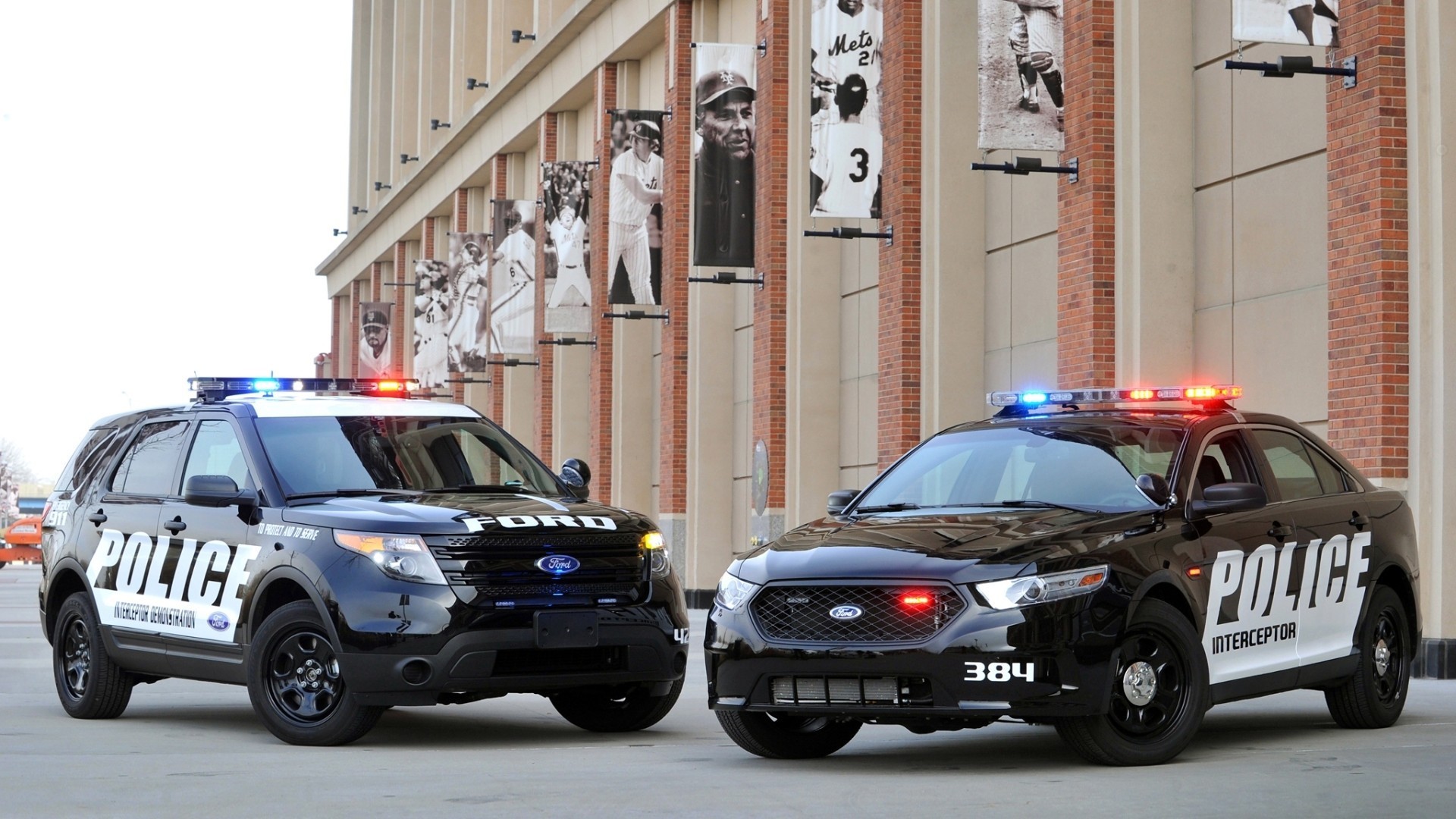 mehrere autos zusammen auto auto rallye transportsystem straße fahren polizei schnell räder verkehr rennen automobil aktion beeilen sie sich straße wettbewerb