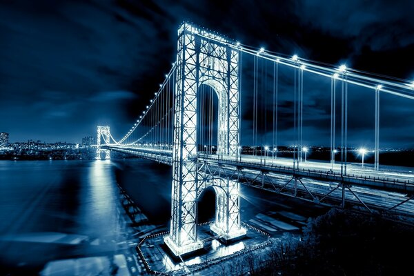 Puente sobre el río en la noche