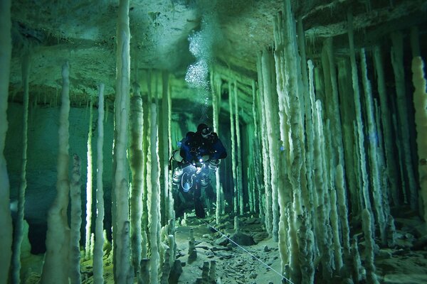 Mergulhando o homem em cavernas submarinas