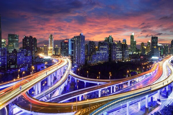 Tráfico colorido de la ciudad nocturna